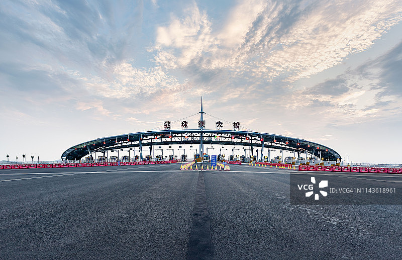 桥梁入口前的空旷公路图片素材