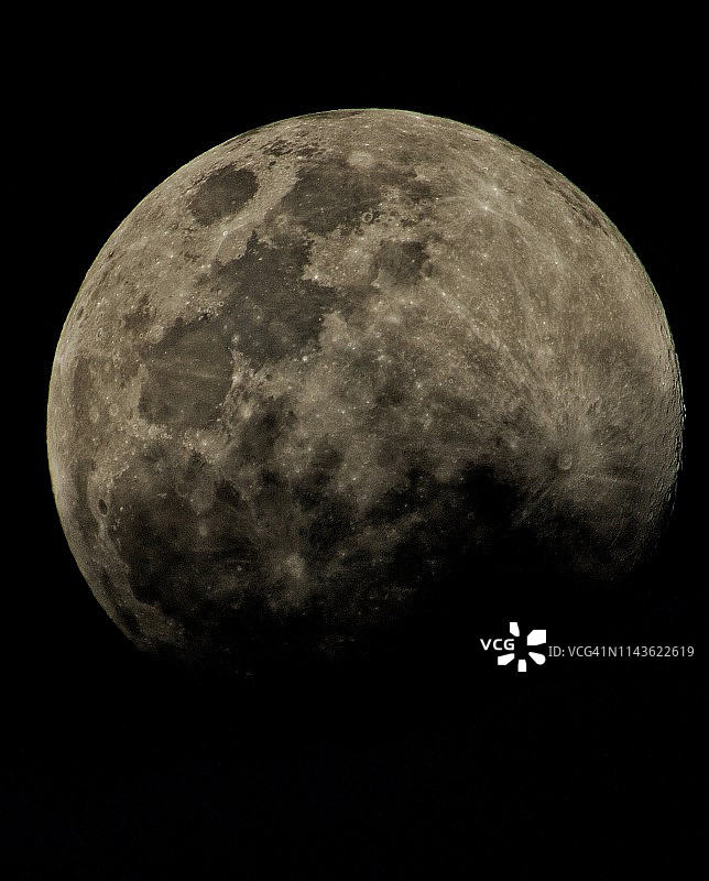 太空中的盈凸月图片素材