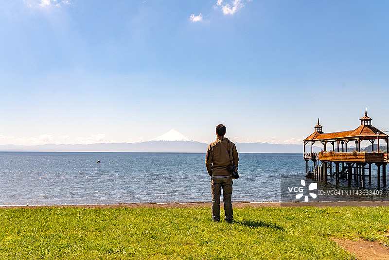 智利奥索尔诺火山湖岸风光图片素材