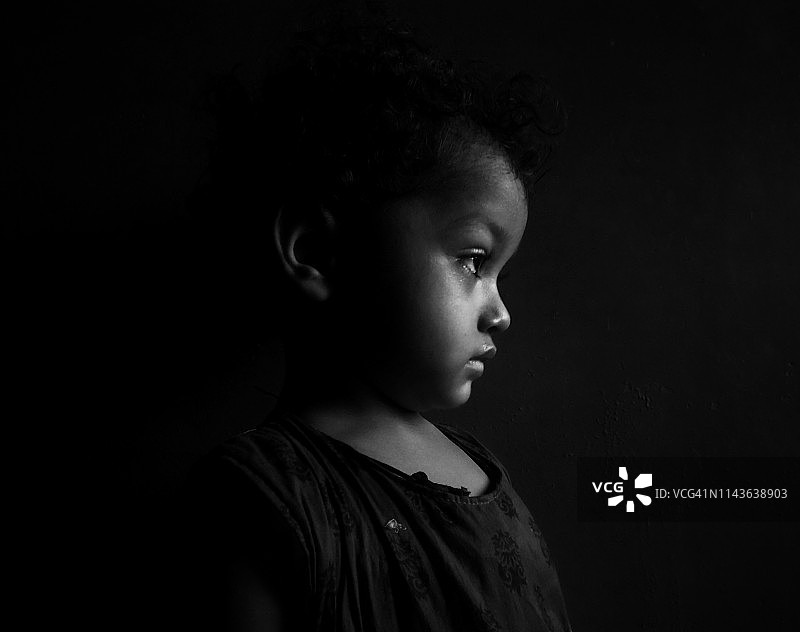 小女孩单色照片图片素材