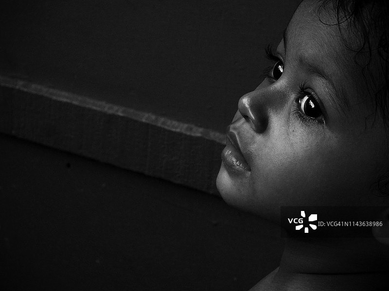 单色调的巴基斯坦小女孩影像图片素材