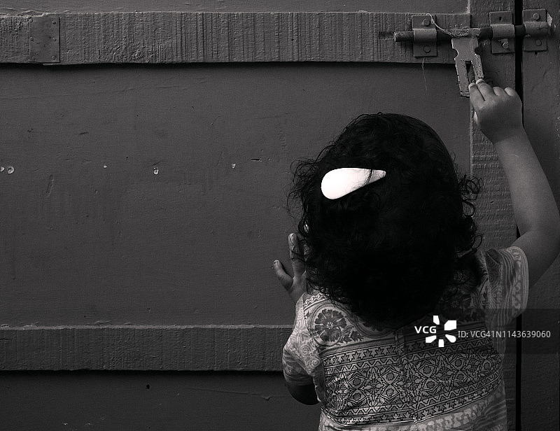 单色调的巴基斯坦小女孩影像图片素材