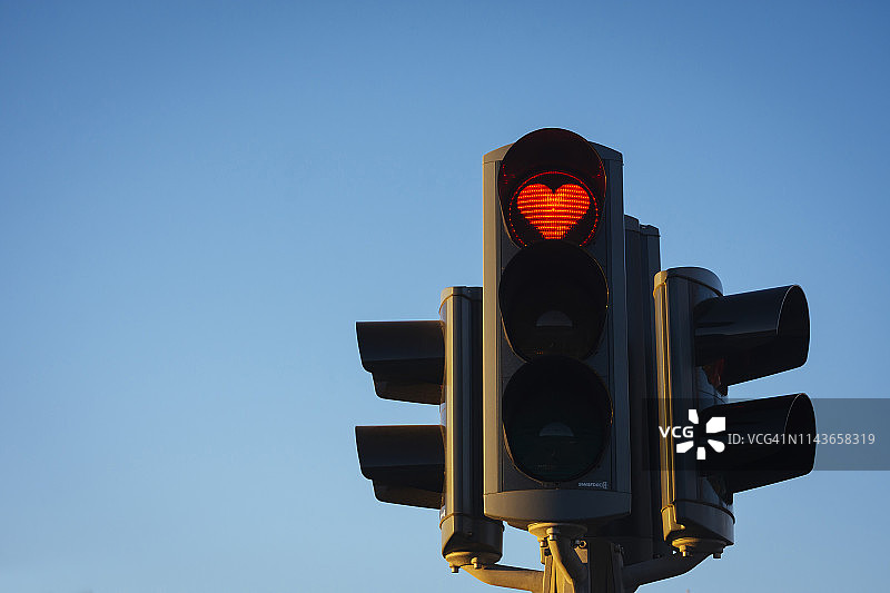 冰岛阿克雷里心形红色停车灯图片素材