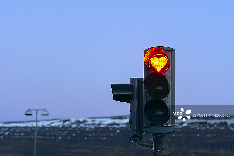 冰岛阿克雷里心形红色停车灯图片素材