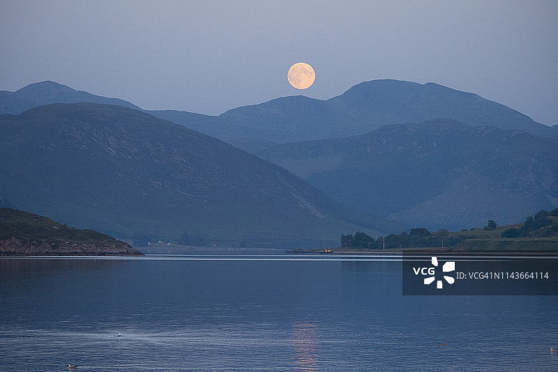 安特拉克山脉上的草莓月亮图片素材