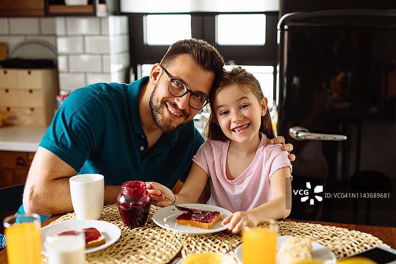 父女在家中享用早餐图片素材