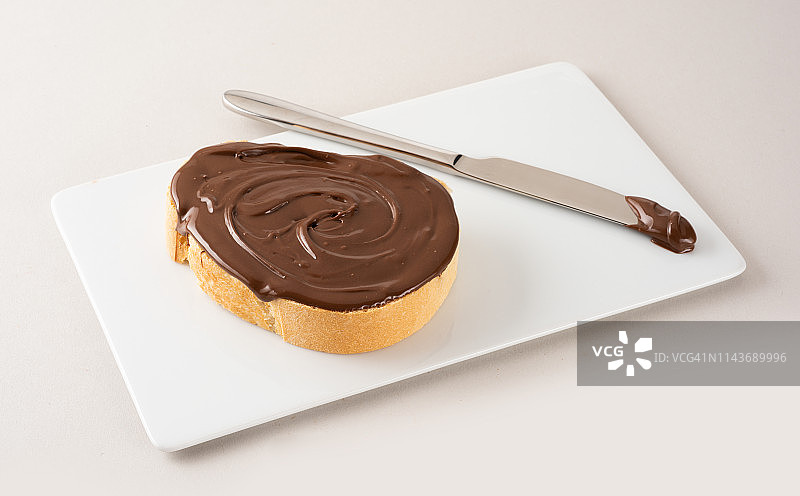 面包上的巧克力酱图片素材