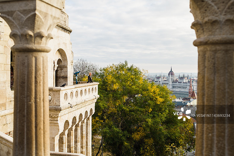 金发女人在渔人堡的阳台上图片素材