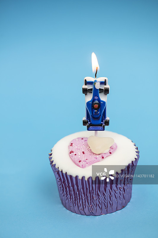 生日快乐纸杯蛋糕，儿童生日蜡烛图片素材