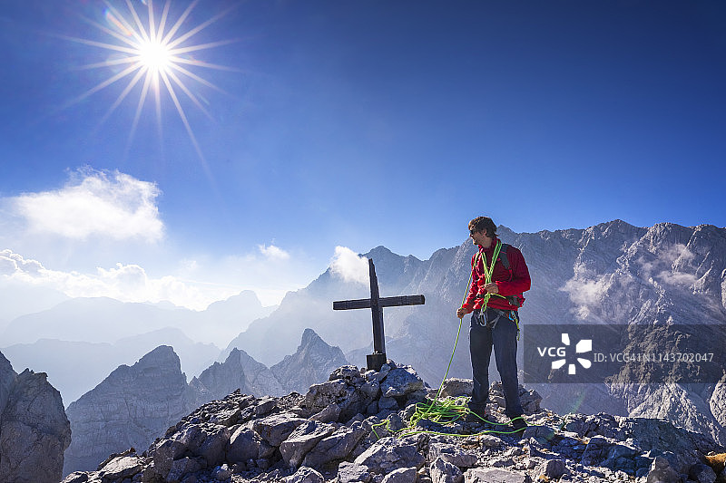 瓦茨弗劳山顶的快乐攀岩者-贝希特斯加登国家公园图片素材