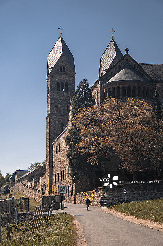德国圣希尔德加德修道院，位于吕德斯海姆莱茵高，前景为树木和人物图片素材
