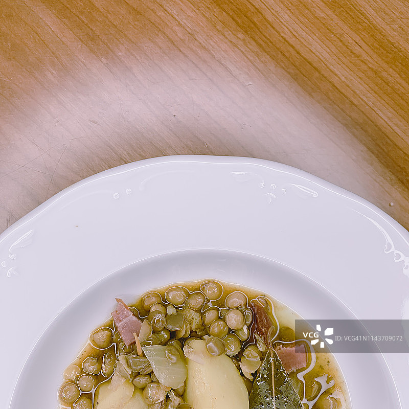 扁豆配西班牙火腿、猪排和土豆图片素材