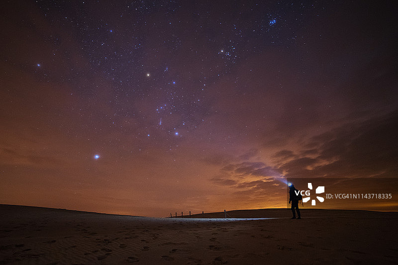 仰望海上夜空图片素材