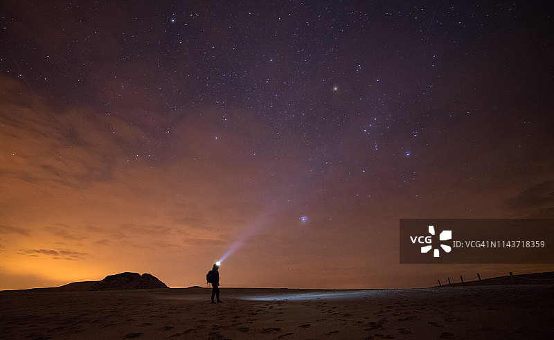 仰望海上夜空图片素材