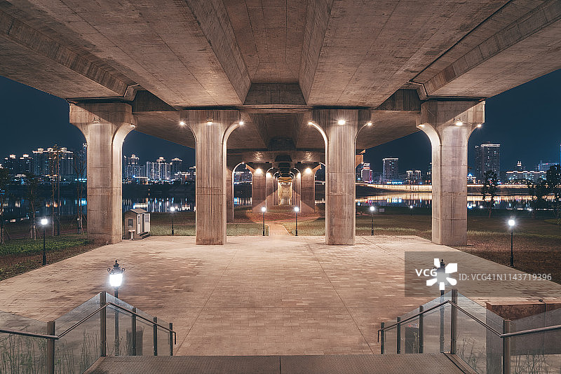 城市桥下的开放空间图片素材