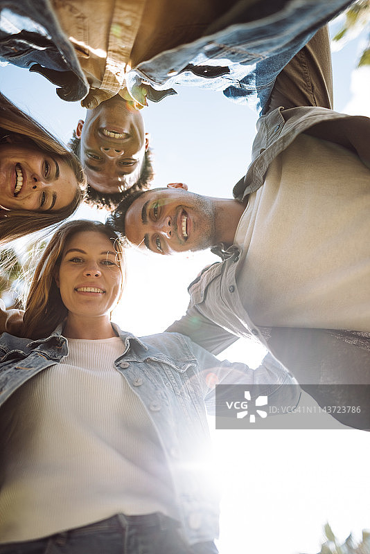 在巴塞罗内塔拥抱的朋友们图片素材