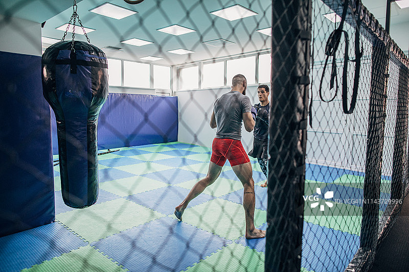 两名拳击手正在拳击图片素材