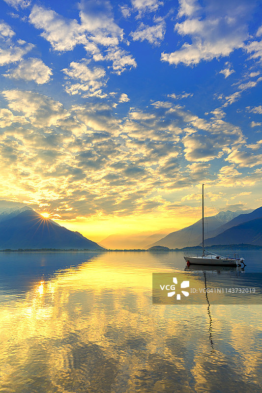日出颜色在水中倒影，科莫湖，伦巴第，意大利，欧洲图片素材