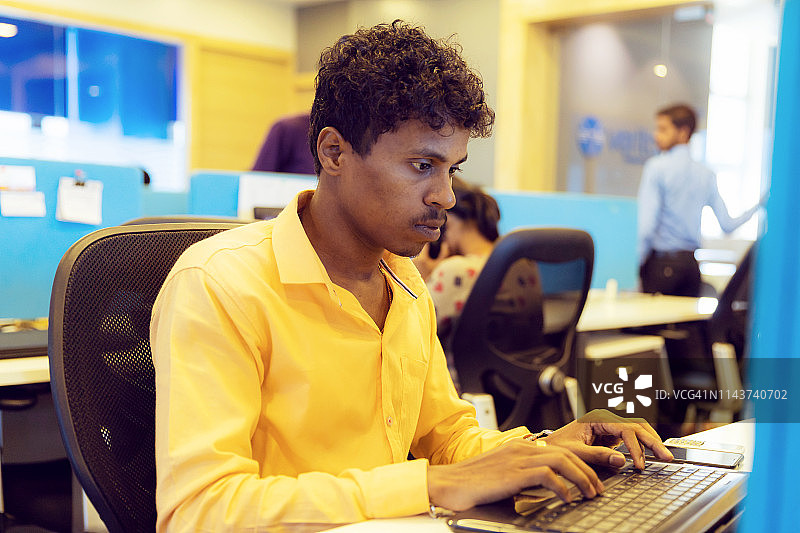 星期一早上的忧郁 - 使用笔记本电脑的严肃商务主管图片素材