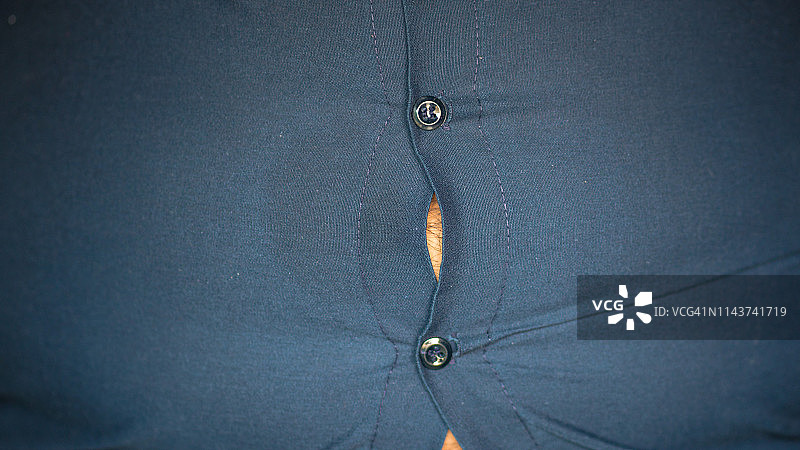 超重的人，肥胖的肚子，肥胖的男人和紧身的衣服图片素材