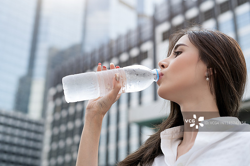 喝水的商务女人图片素材