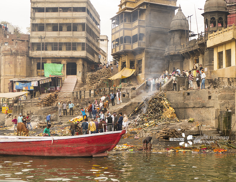 印度瓦拉纳西恒河火葬场图片素材