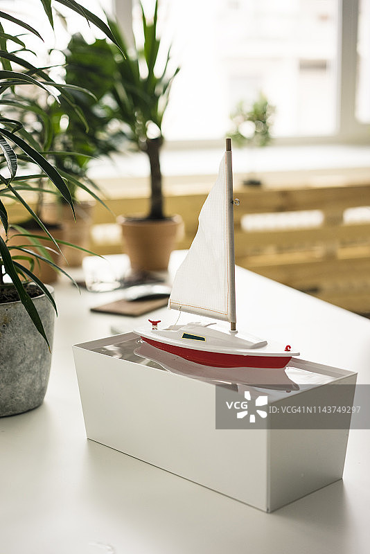 办公室桌子上的帆船模型图片素材