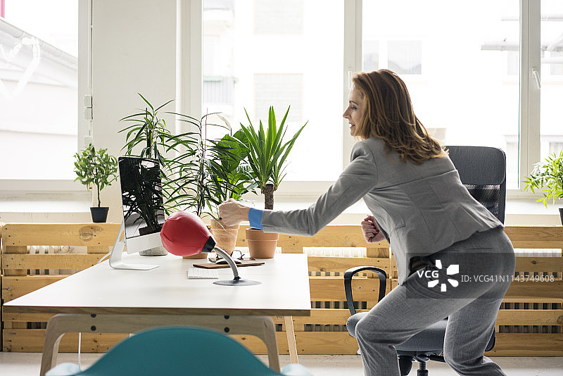 女商人在办公室打沙袋图片素材