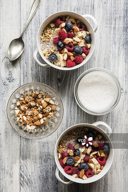 杏仁牛奶、坚果和浆果谷物（纯素）图片素材