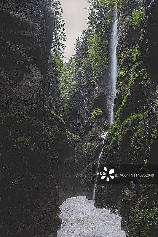 德国巴伐利亚：加米施-帕滕基兴附近的帕特纳赫峡谷瀑布图片素材