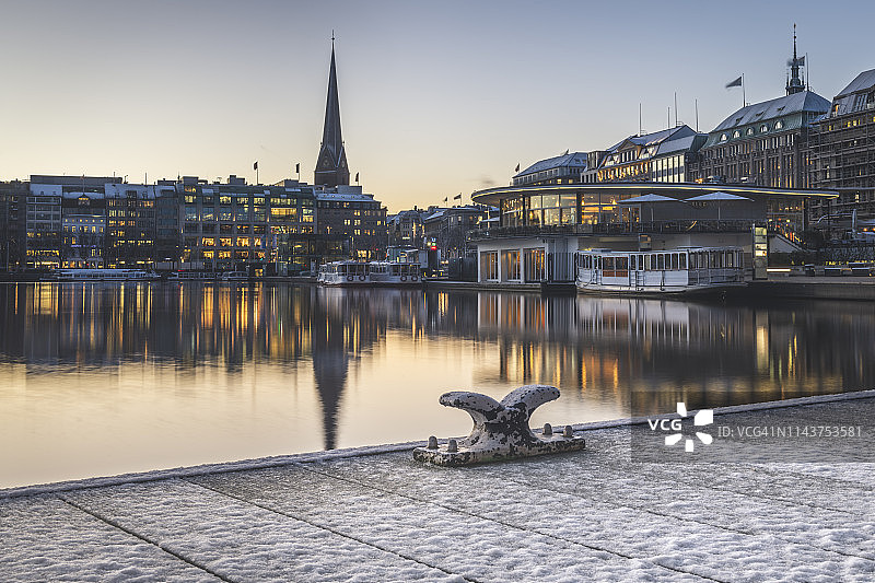 德国汉堡：冰内阿尔斯特湖雪景，通往少女堤图片素材