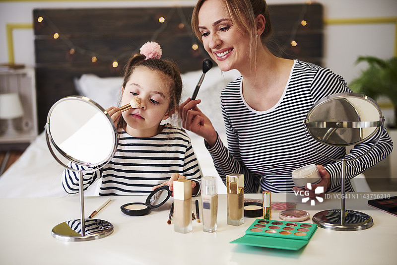 母女一起化妆图片素材