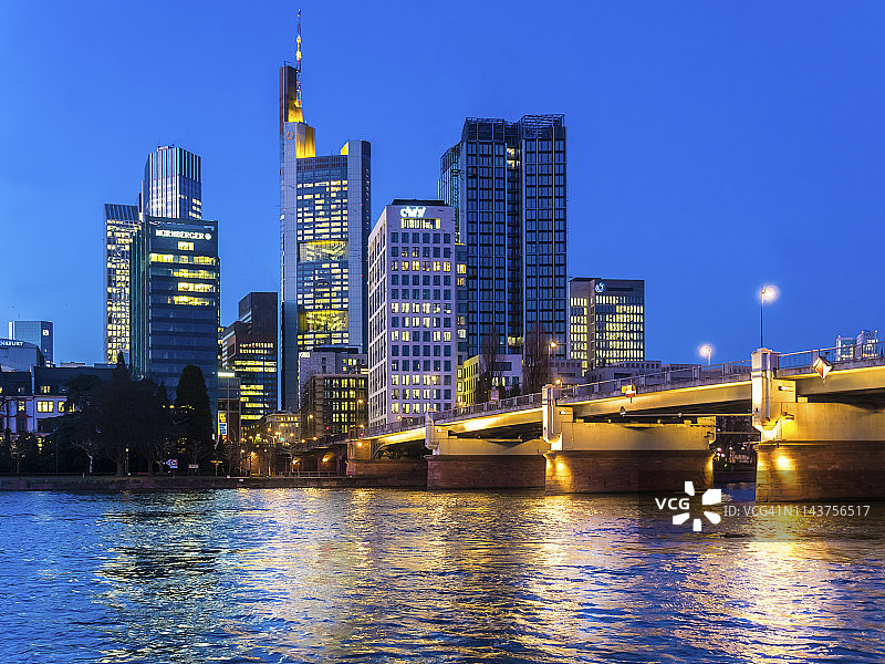 德国黑森州法兰克福：金融区夜景图片素材