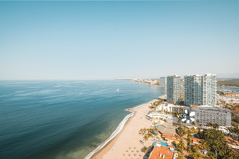 墨西哥哈利斯科州巴亚尔塔港，海滩酒店和港口景观图片素材
