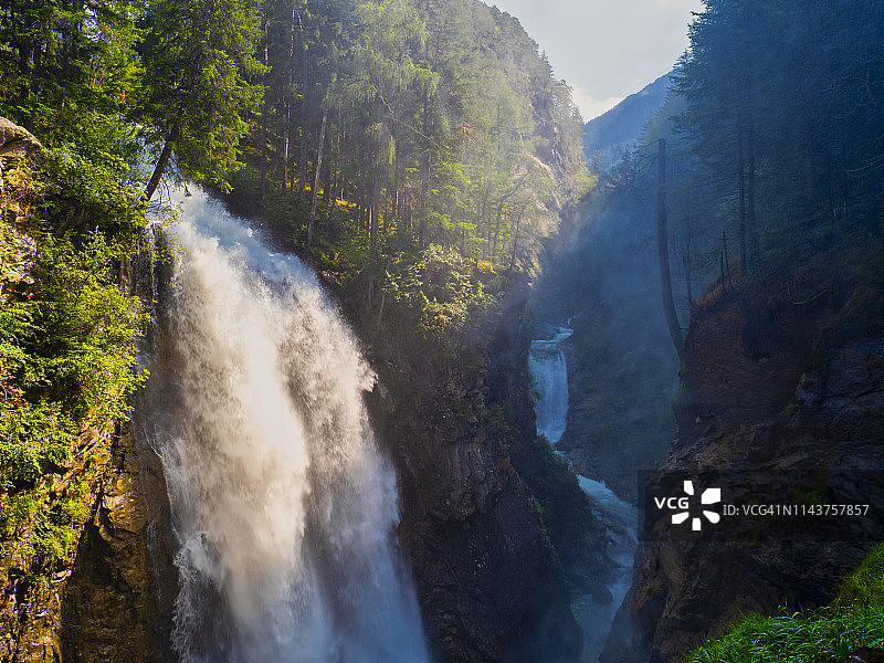 意大利特伦蒂诺-上阿迪杰奥里纳山谷里瓦瀑布夏季景观图片素材