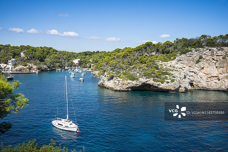 西班牙巴利阿里群岛马略卡岛卡拉隆巴斯帆船图片素材