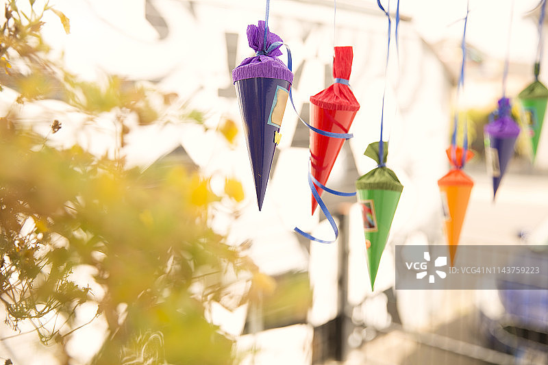 一排悬挂的迷你学校锥图片素材