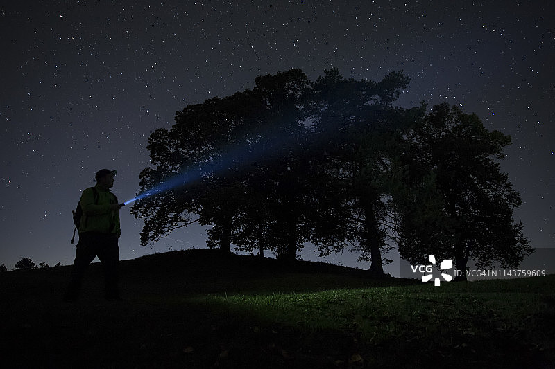 德国巴伐利亚阿尔高菲森福尔根湖夜间徒步者图片素材
