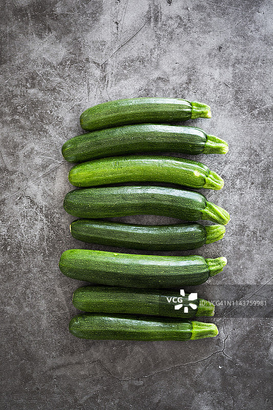 一排西葫芦，灰色背景图片素材