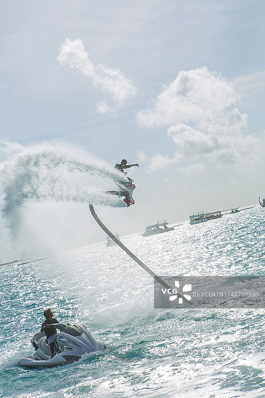 马尔代夫，男子在海上玩飞行滑板图片素材