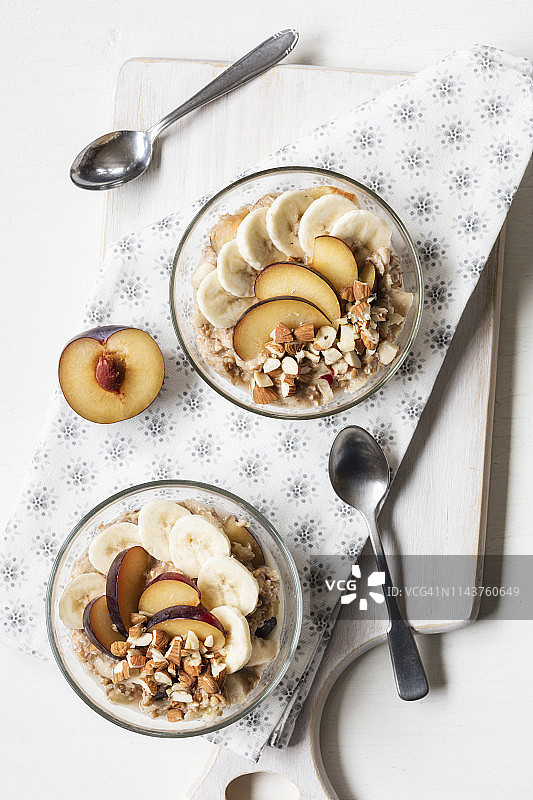 含香蕉和李子的谷物图片素材
