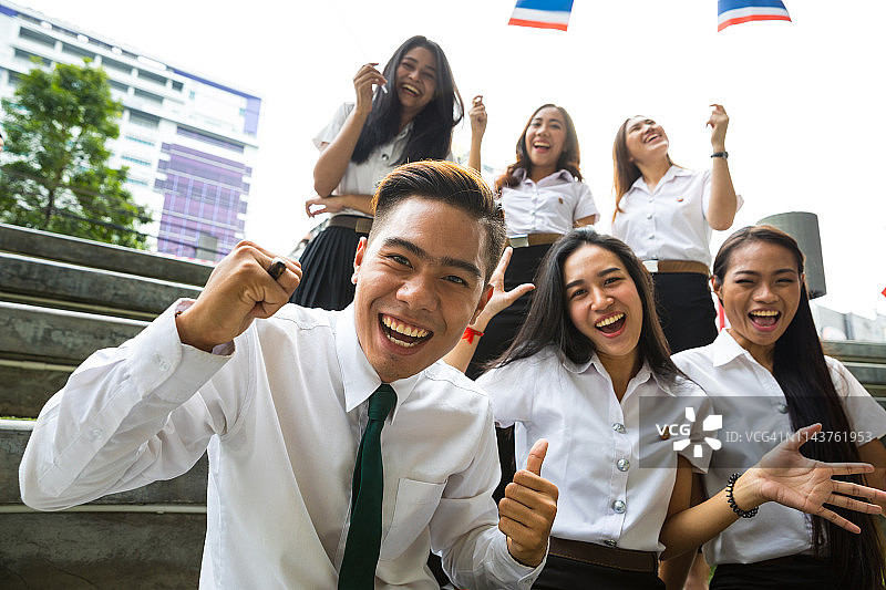 大学生在城市里的快乐瞬间图片素材