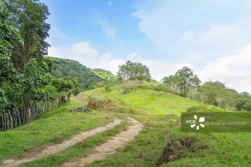 穿过山间的乡村土路图片素材