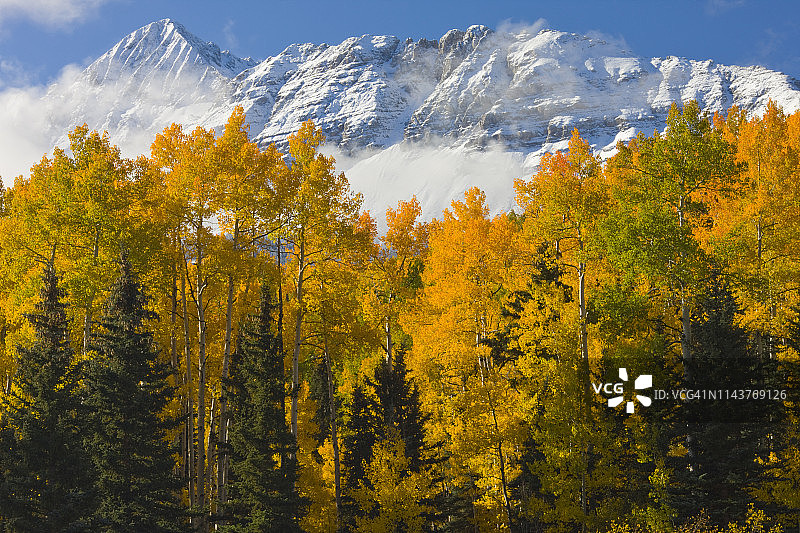 科罗拉多州特柳赖德附近的威尔逊峰覆盖着白雪图片素材