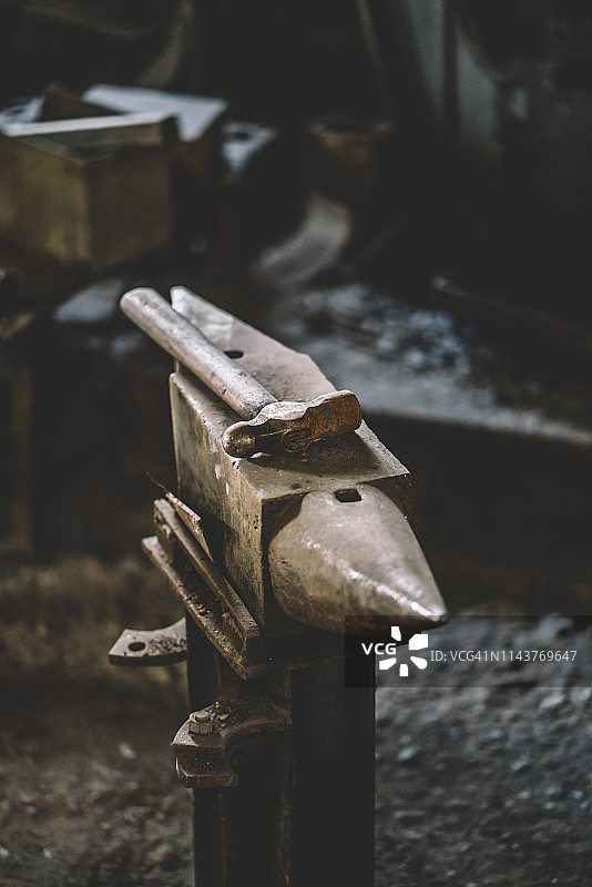 带有铁砧和锤子的古董铁制品图片素材