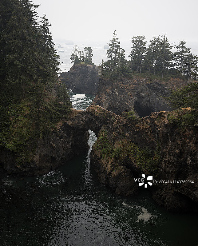 雾日下午的布鲁金斯天然桥图片素材