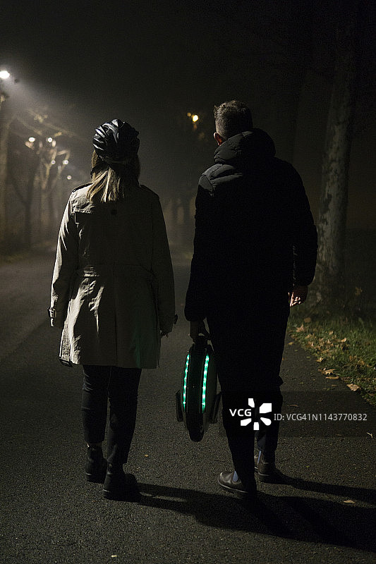 男人骑电动独轮车带戴头盔的女人图片素材