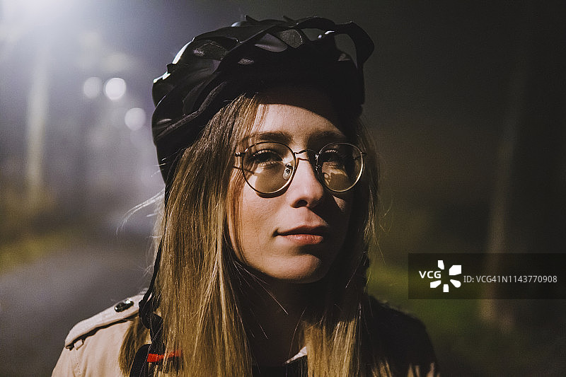 在公园里戴着自行车头盔和眼镜的漂亮女人图片素材