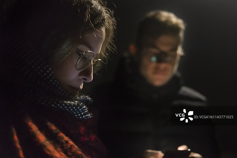 白人女人和朋友使用手机特写图片素材