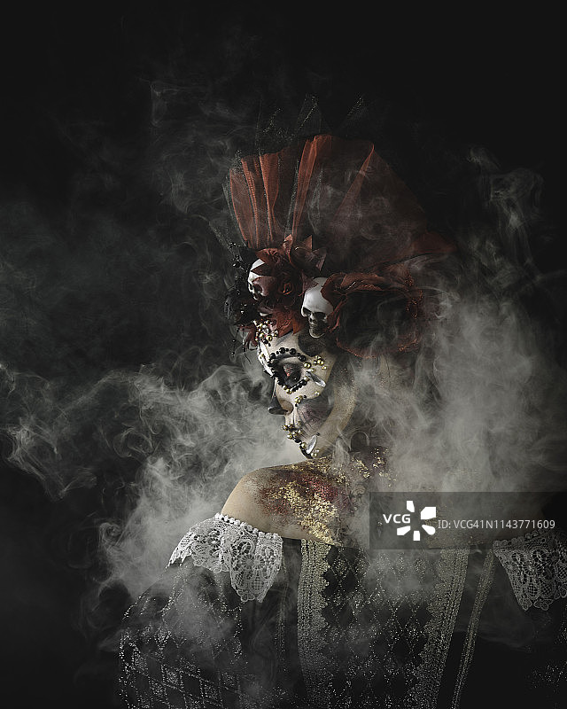 画着万圣节艺术妆容和骷髅的年轻圣死神女孩图片素材